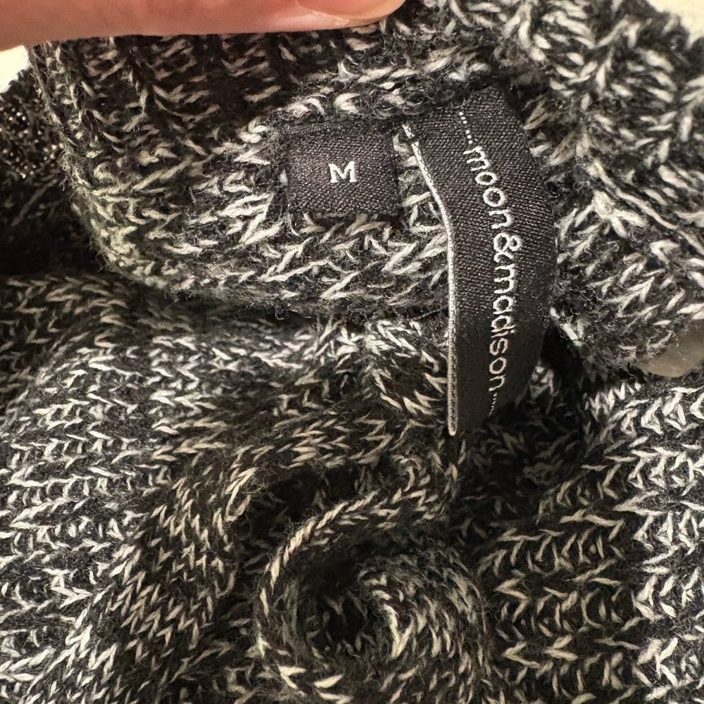 Moon & Madison Monochrome Knit Top - Picture 2 of 4